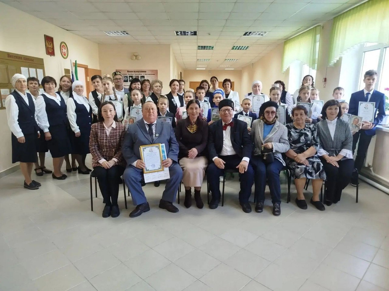Гариф Ахунов исемендәге Казанбаш мәктәбендә Татарстанның халык язучысы Гариф Ахуновка багышланган V Районара «Ахунов укулары»нда катнашучылар. /Казанбаш мәктәбе фотосы, edu.tatar.ru/arsk/kazanbash.